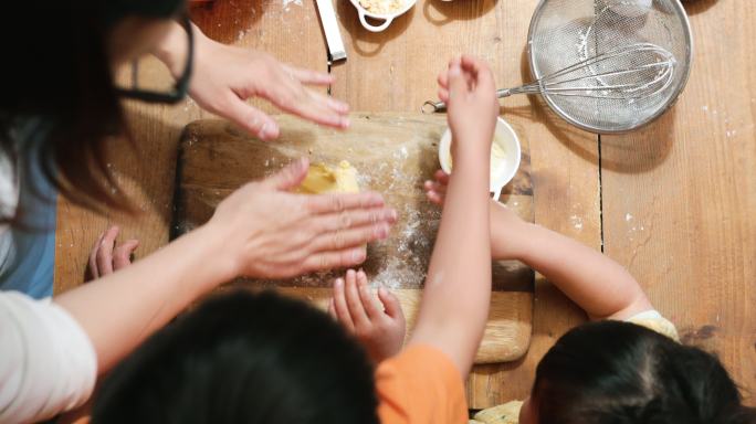 家人在家做饼干揉面团