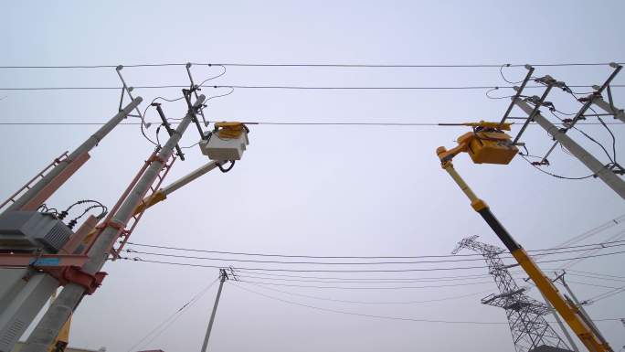 电网实训基地电网工人作业