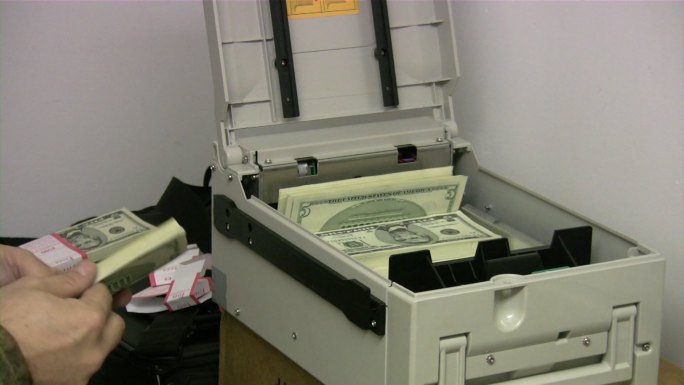 将现金装入ATM机。信用卡银行业
