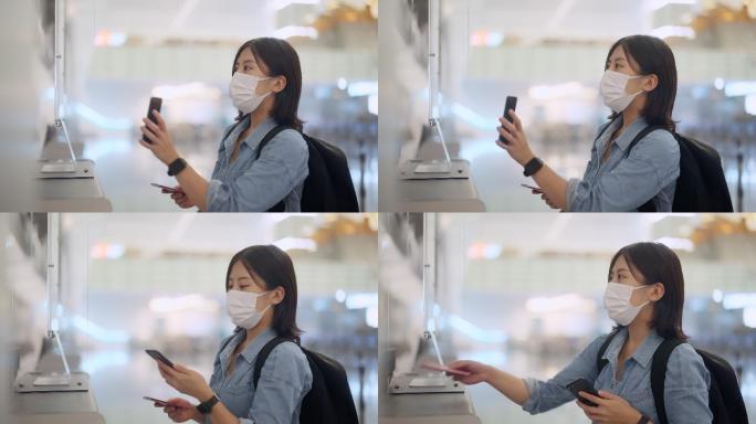 女游客向机场柜台工作人员出示其新冠肺炎疫苗接种护照