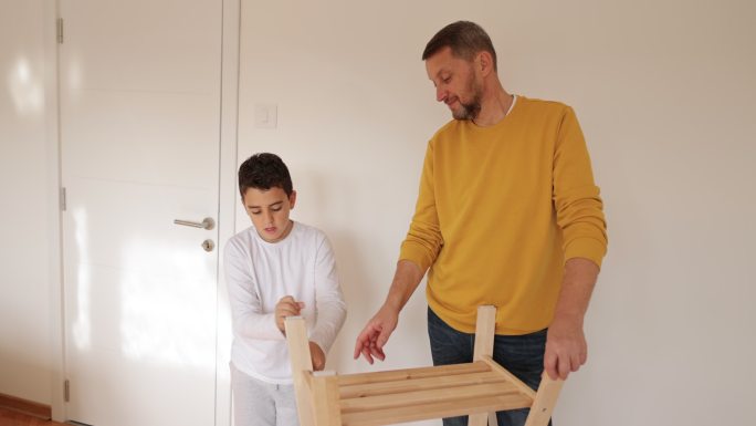 儿子与父亲组装家具
