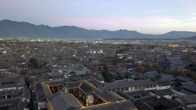 以玉龙山为背景，清晨鸟瞰丽江古城