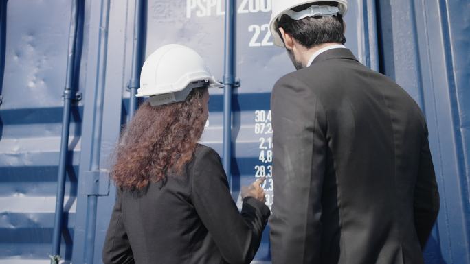 中东商人和客户在集装箱堆场检查货运。4k镜头。
