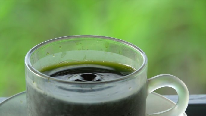 绿茶滴杯慢动作水珠