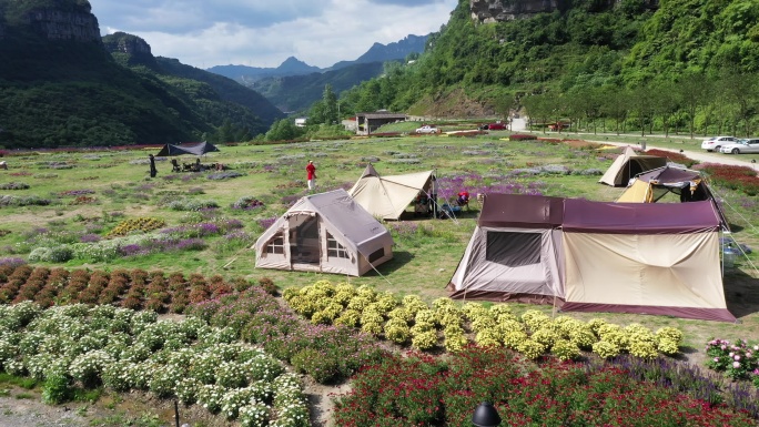 航拍重庆南川区万卷书台露营基地风光