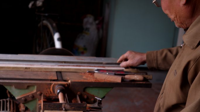 这位老木匠用车床加工木制零件。