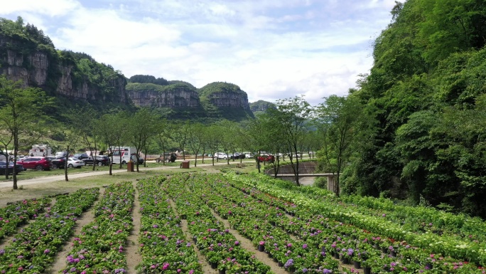 航拍重庆南川三泉镇万卷书台露营基地风光