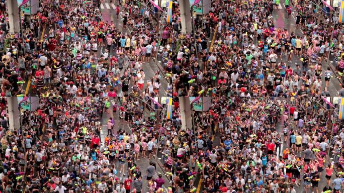 泰国曼谷Silom，人们在泼水节上玩水
