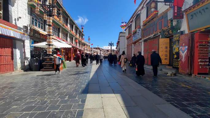 西藏拉萨市昭寺八廓街转经的的信众人群