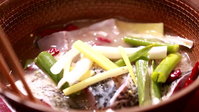 【镜头合集】厨师用葱姜水腌制鱼块 (3)