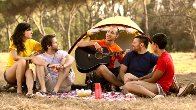 暑假露营的朋友爱情-情感倾听帐篷