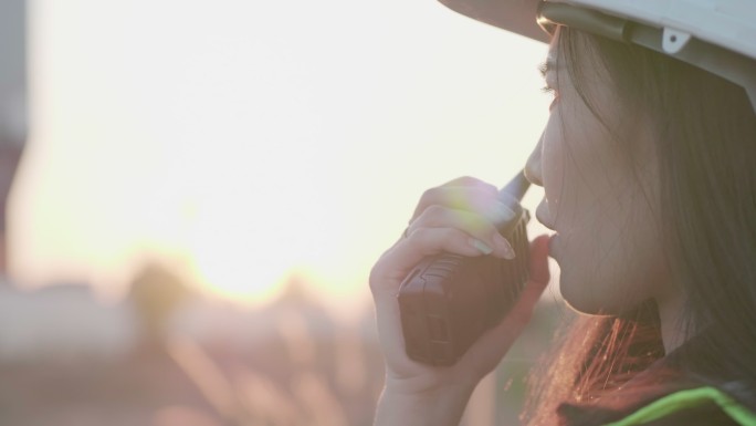 亚洲女技师在工厂外使用平板电脑