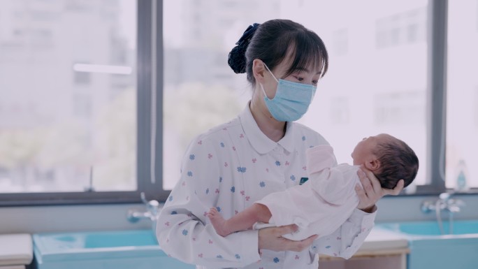 婴儿 产科 护士托起婴儿