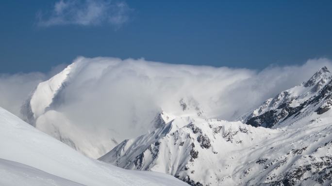 云层在雪山、高山景观上移动的时间推移