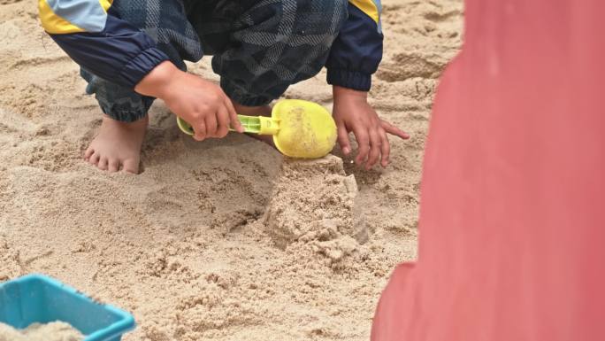 4k实拍幼儿园小朋友沙滩玩沙
