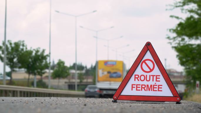 Fermée路线（道路封闭）-交通标志-法语