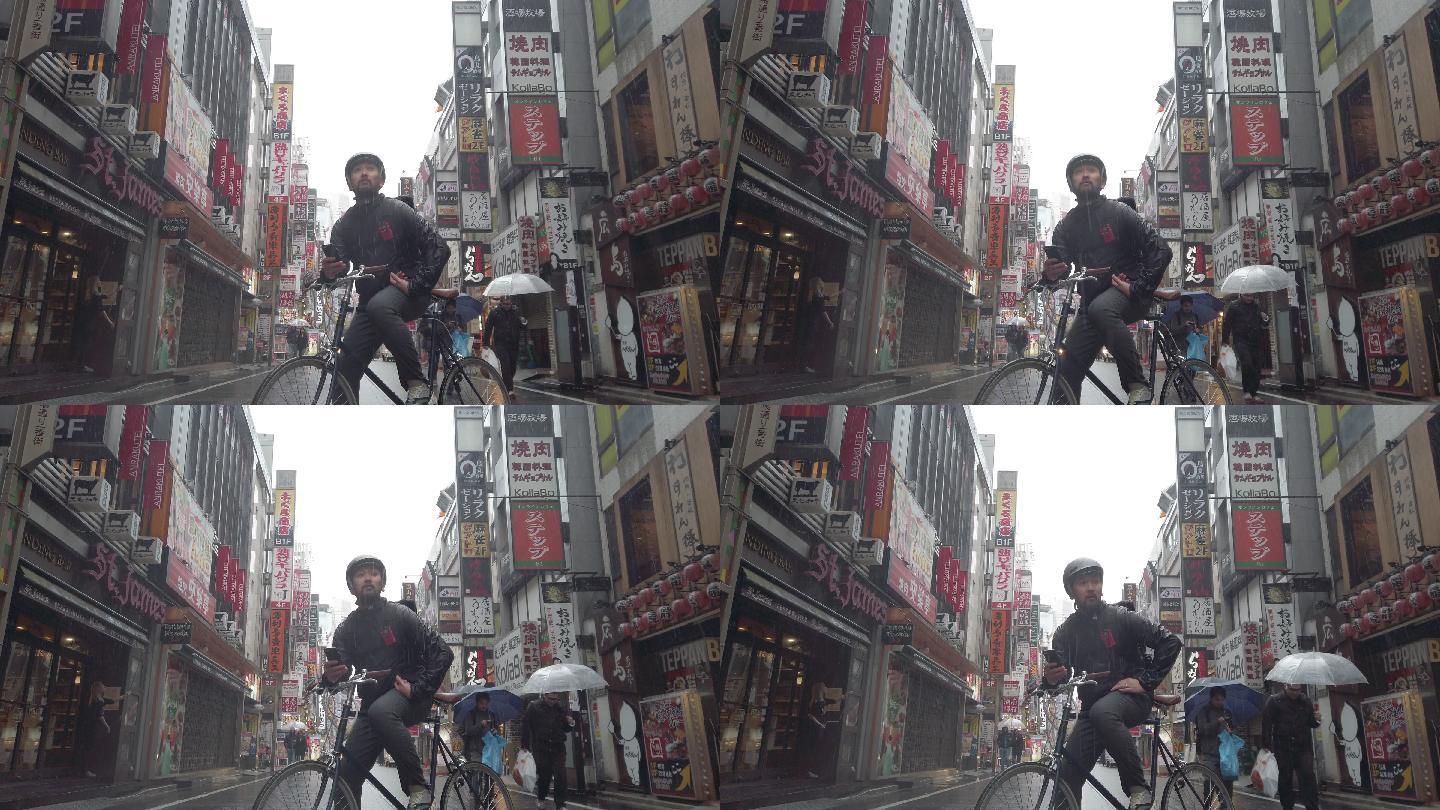 日本自行车信使在东京使用智能手机