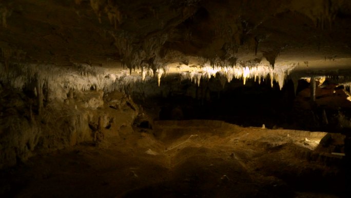 在塞尔维亚的一个石灰岩Rajko洞穴内。