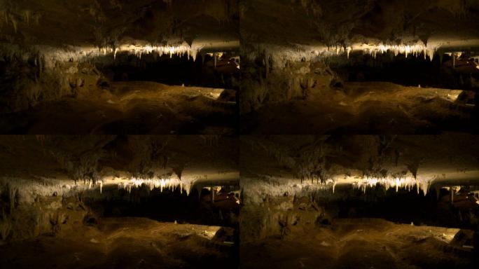 在塞尔维亚的一个石灰岩Rajko洞穴内。