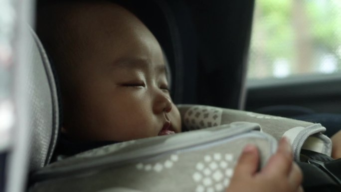 在车里睡着的亚洲男婴