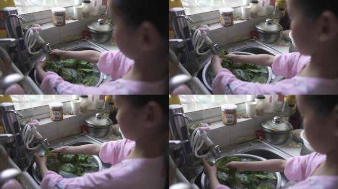 小女孩洗菜