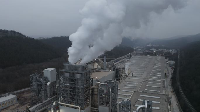 工业厂房鸟瞰图，烟气从烟囱流入大气