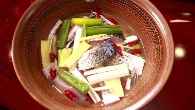 【镜头合集】厨师用葱姜水腌制鱼块 (4)