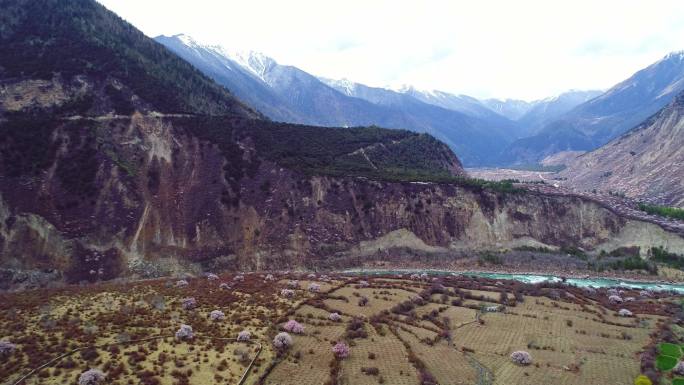 航拍西藏雅鲁藏布江大峡谷