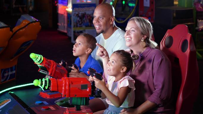 混血家庭在电子游戏厅玩游戏