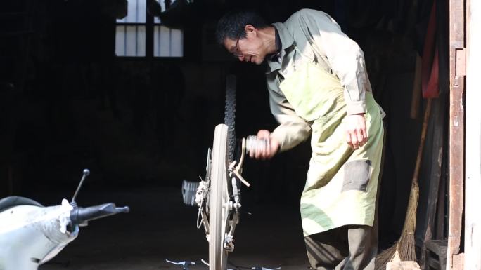 农村老家老街老人修车铺修理自行车补胎