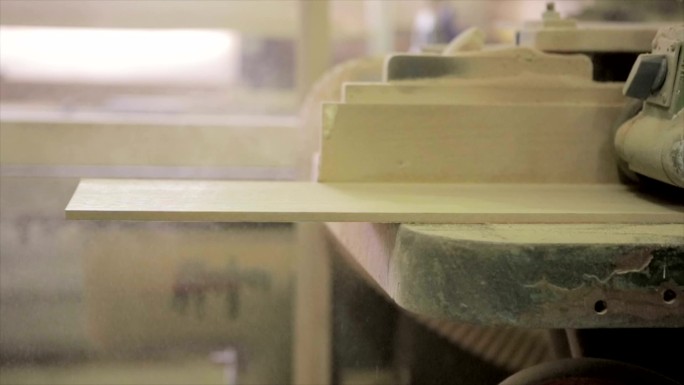 木工在车间的机器上