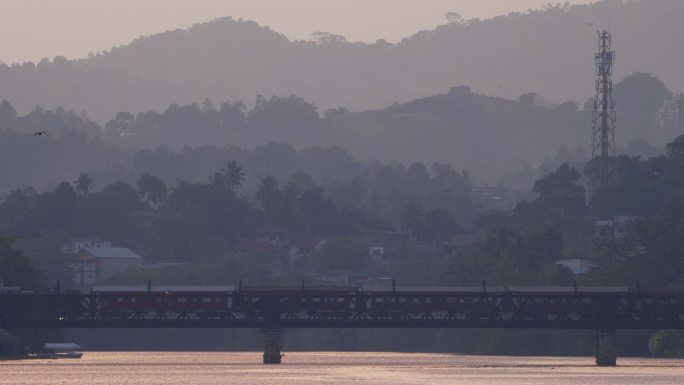 夕阳下火车过桥：斯里兰卡
