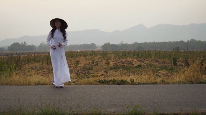 穿着传统白色敖傣服饰的越南传统服装的女子。女朋友拥抱陆军士兵，征兵。