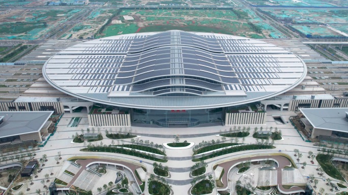 2021年7月建设中的雄安高铁站