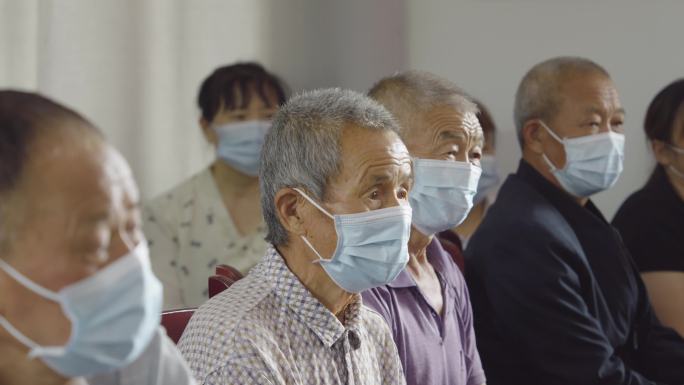 村干部、党员给村民开会