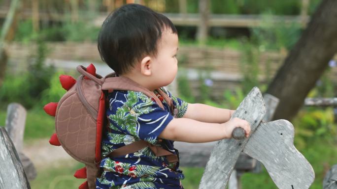 母亲和儿子在操场上玩老式木制旋转木马