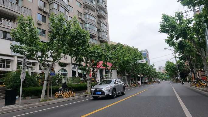上海封城中的现代街道路况