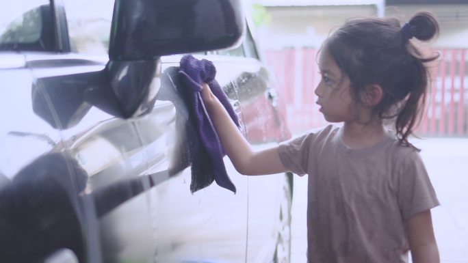 亚洲小女孩喜欢洗车