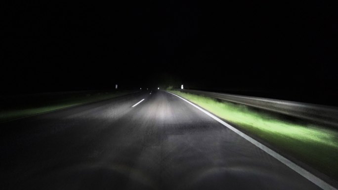 POV：汽车夜间在道路上行驶