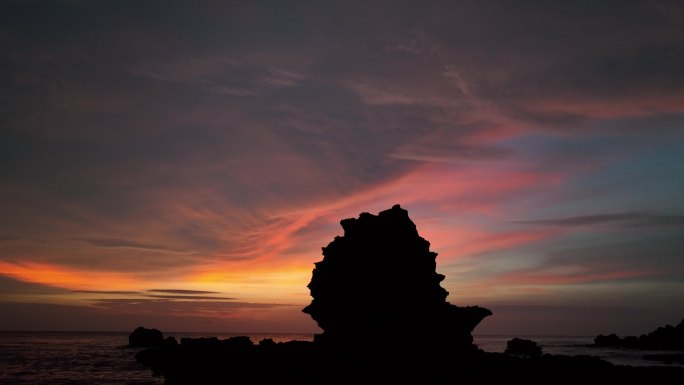 夕阳下的五彩湾海湾