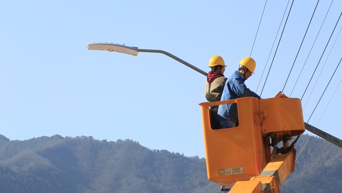 电力工人登高车高空作业农村电网整治抢修