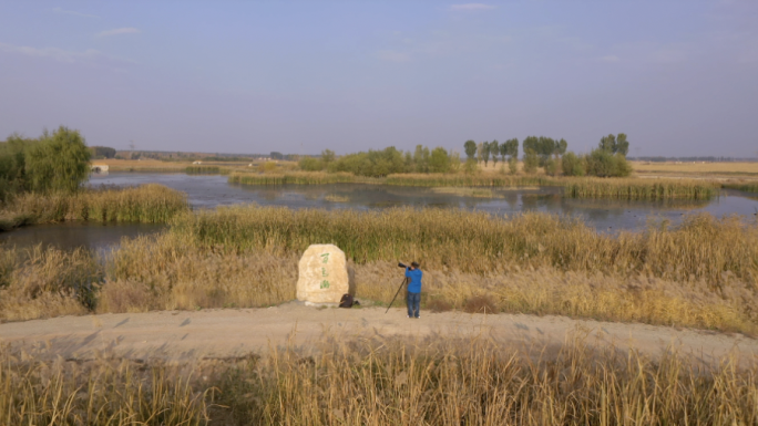 航拍 户外湿地 摄影师拍照