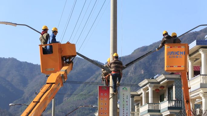 电力工人登高车高空作业农村电网改造抢修