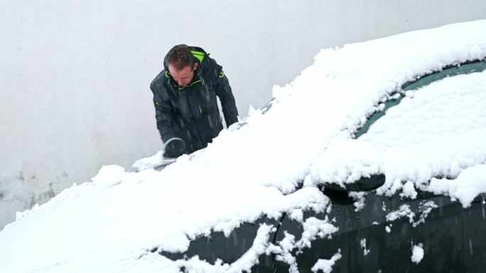 “这就是我讨厌雪的原因！”-年轻人正在清理汽车上的积雪