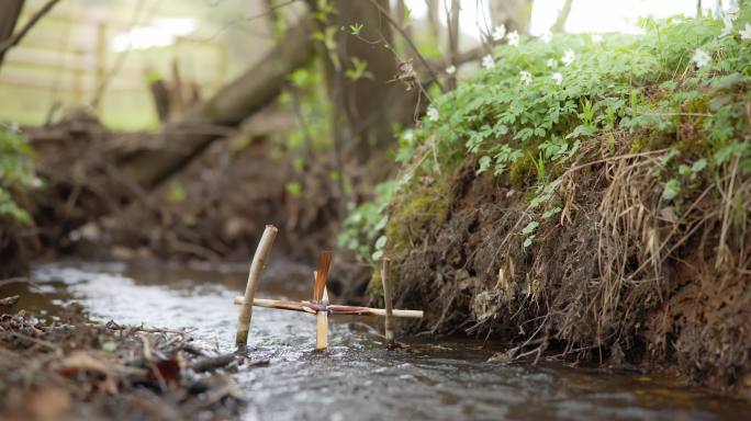 水磨玩具在穿过森林的小溪上旋转