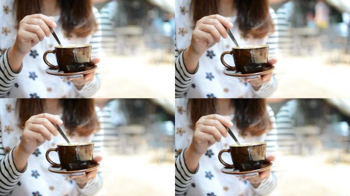 高清：女人搅拌咖啡放松时间