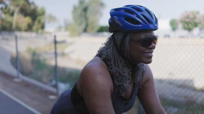 高级黑人女子骑自行车