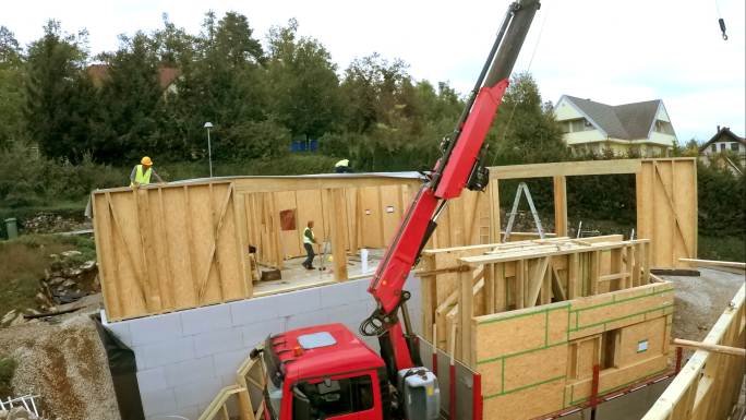 建造延时预制木屋未来住宅施工工人