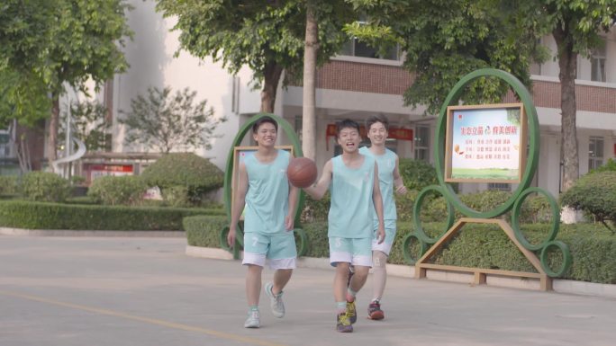 学生拿篮球行走在校园学生课间自由活动嬉戏