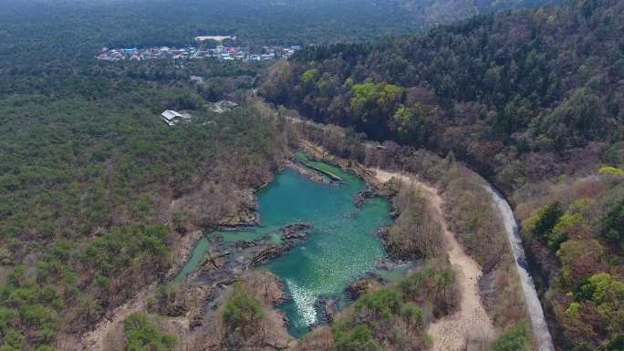 鸟瞰日本富士市松鸡湖周围的青山和沿边道路